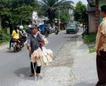 Kisah Seorang Penjual Kerupuk Buta Dengan Hati Yang Begitu Ikhlas